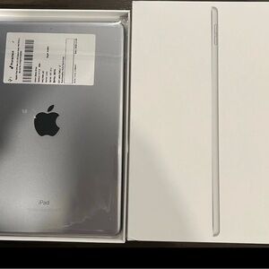 Apple iPad - Sleek Silver Finish